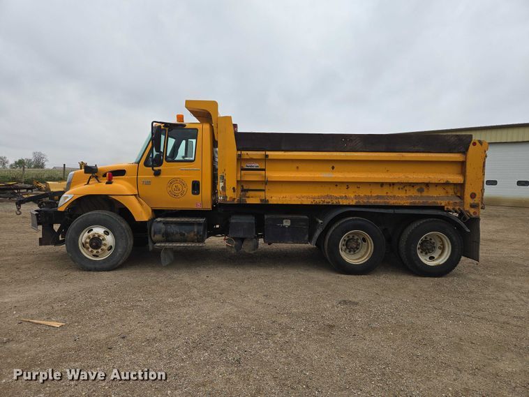 image for item EV5962 2005 International 7500 dump truck