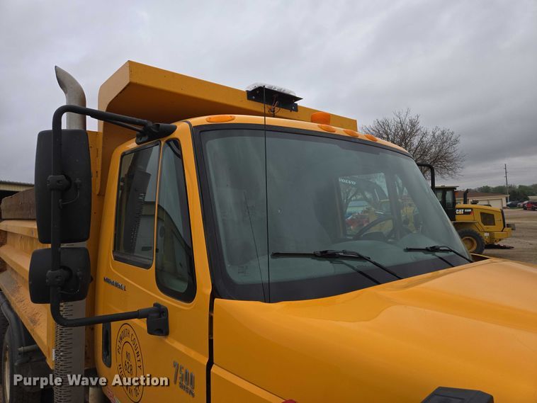 image for item EV5962 2005 International 7500 dump truck