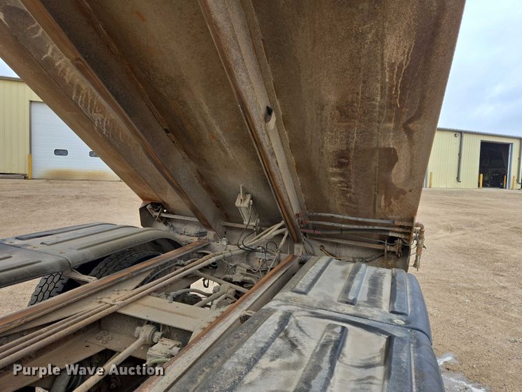 image for item EV5962 2005 International 7500 dump truck