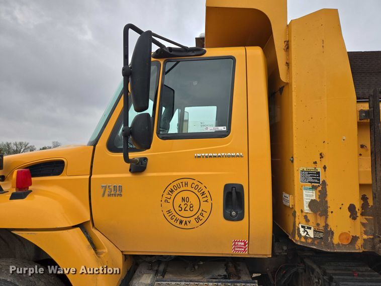 image for item EV5962 2005 International 7500 dump truck