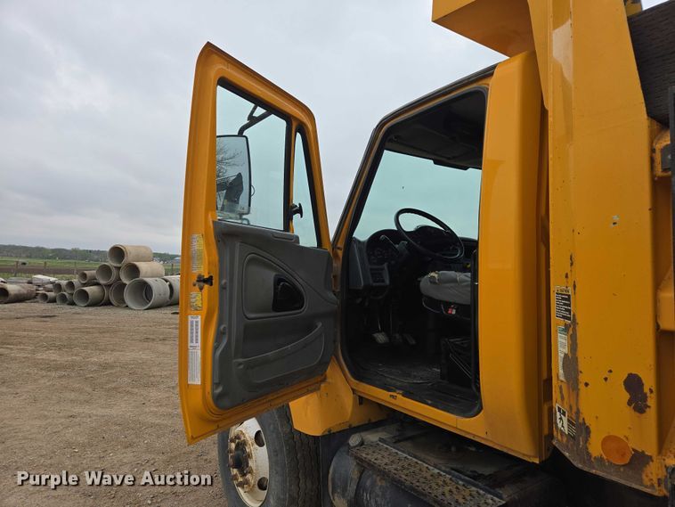 image for item EV5962 2005 International 7500 dump truck