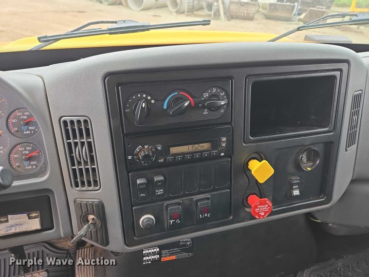 image for item EV5962 2005 International 7500 dump truck