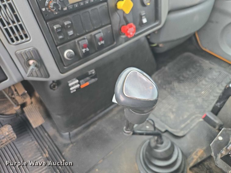image for item EV5962 2005 International 7500 dump truck