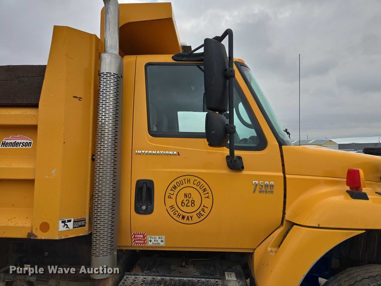 image for item EV5962 2005 International 7500 dump truck