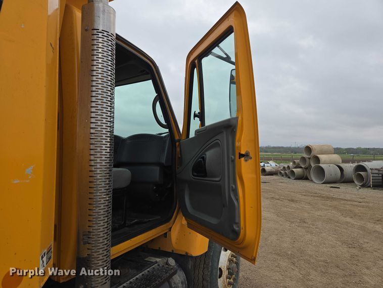 image for item EV5962 2005 International 7500 dump truck