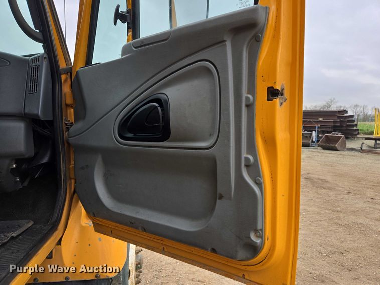 image for item EV5962 2005 International 7500 dump truck
