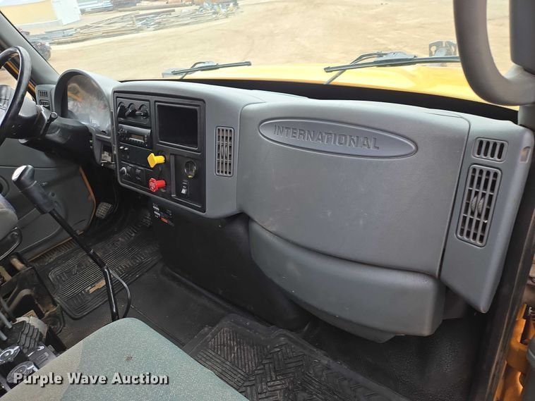 image for item EV5962 2005 International 7500 dump truck