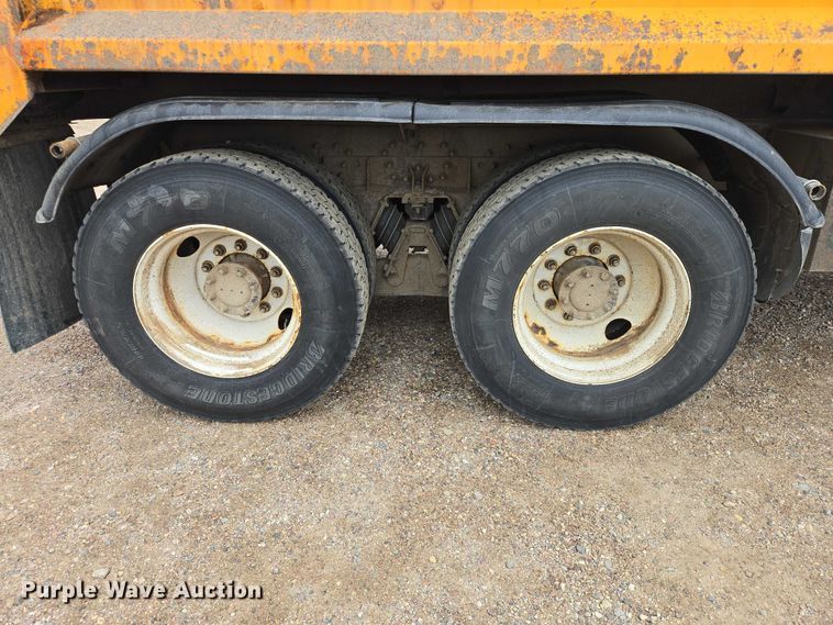 image for item EV5962 2005 International 7500 dump truck