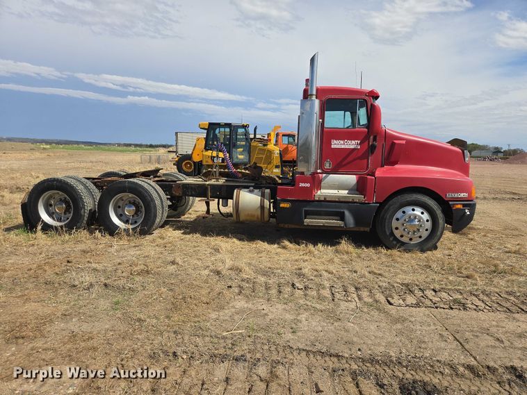 image for item EV5963 1992 Kenworth T600 semi truck