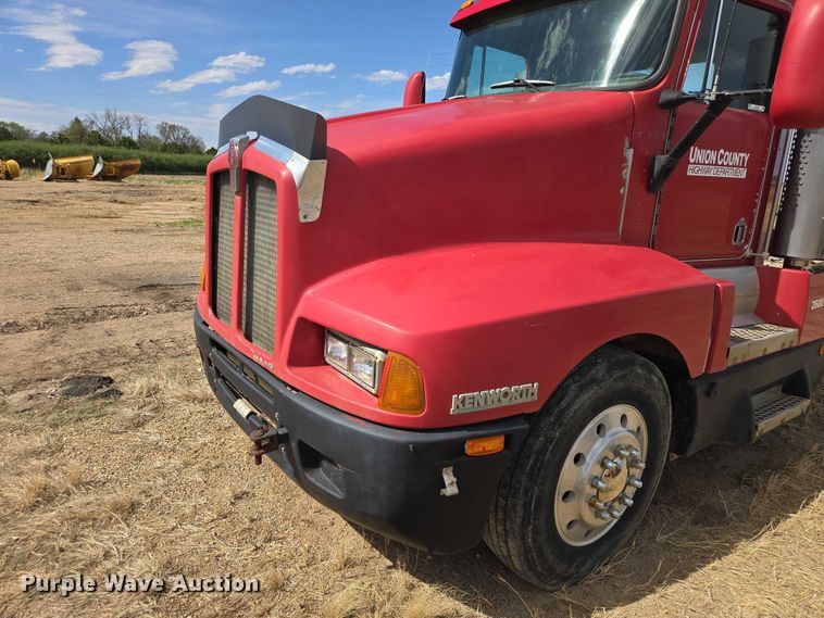 image for item EV5963 1992 Kenworth T600 semi truck
