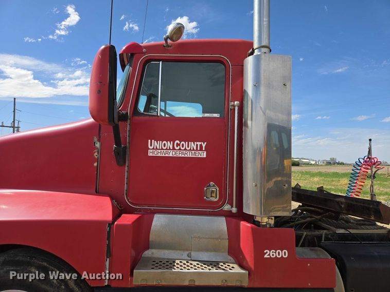 image for item EV5963 1992 Kenworth T600 semi truck