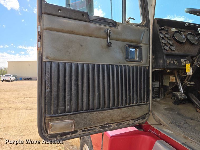 image for item EV5963 1992 Kenworth T600 semi truck