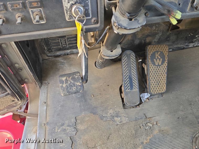 image for item EV5963 1992 Kenworth T600 semi truck