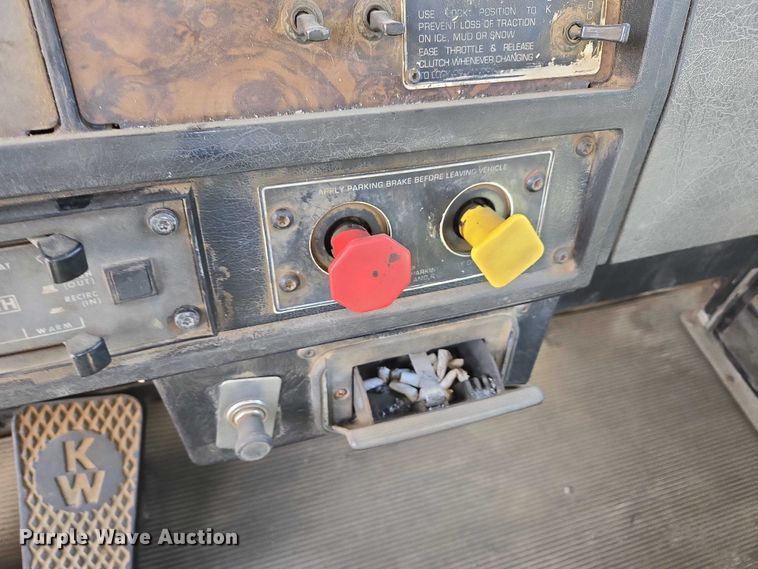 image for item EV5963 1992 Kenworth T600 semi truck
