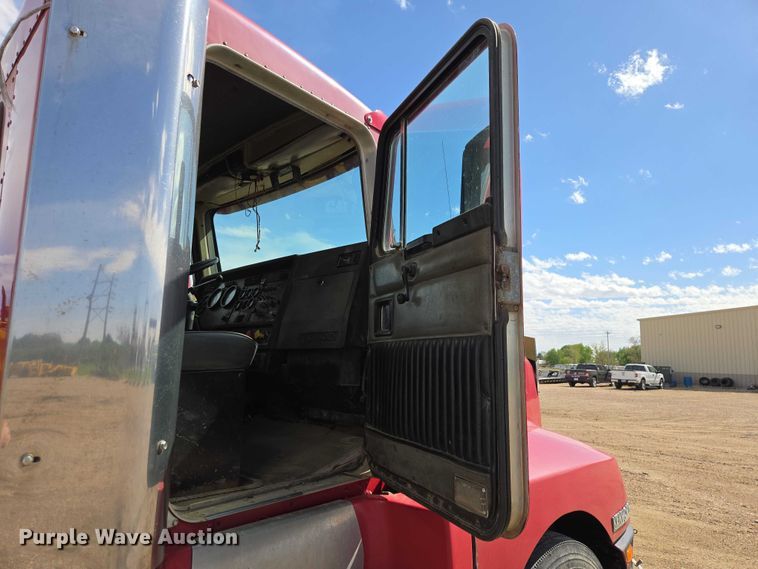 image for item EV5963 1992 Kenworth T600 semi truck