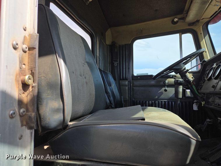 image for item EV5963 1992 Kenworth T600 semi truck