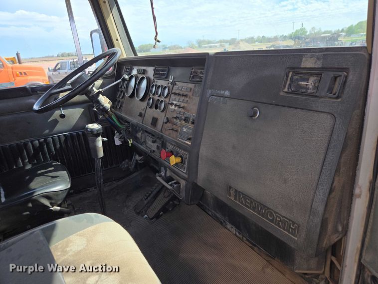 image for item EV5963 1992 Kenworth T600 semi truck