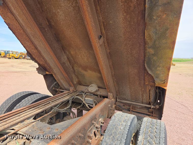 image for item EV5964 2001 Sterling LT8500 dump truck