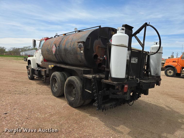 image for item EV5965 1978 Ford U805 oil distributor truck