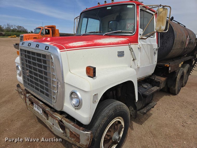 image for item EV5965 1978 Ford U805 oil distributor truck