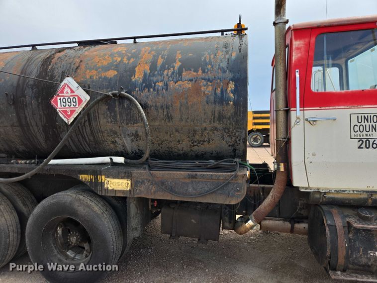 image for item EV5965 1978 Ford U805 oil distributor truck