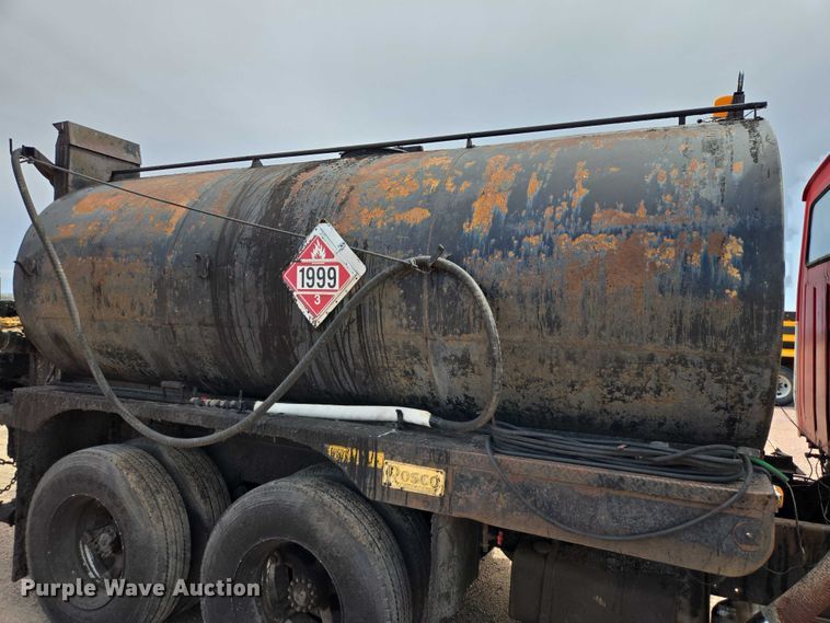image for item EV5965 1978 Ford U805 oil distributor truck
