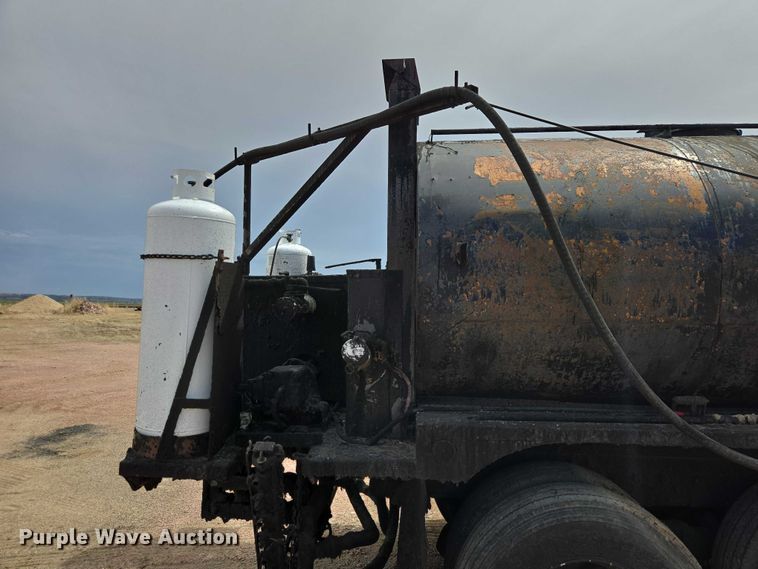 image for item EV5965 1978 Ford U805 oil distributor truck