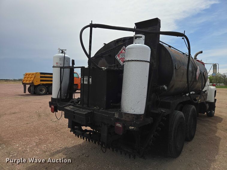 image for item EV5965 1978 Ford U805 oil distributor truck
