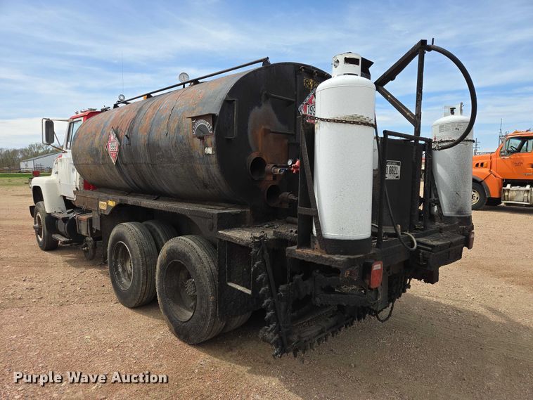 image for item EV5965 1978 Ford U805 oil distributor truck