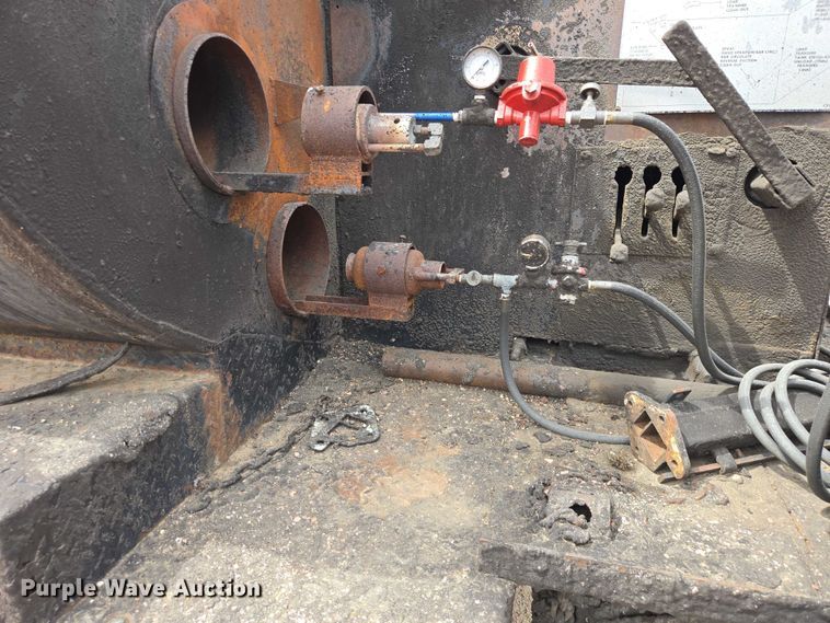 image for item EV5965 1978 Ford U805 oil distributor truck