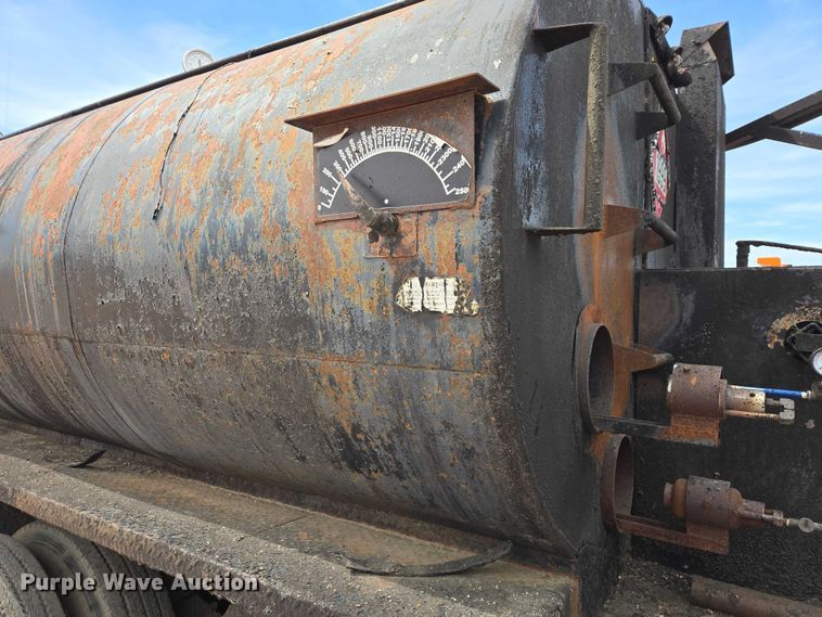 image for item EV5965 1978 Ford U805 oil distributor truck