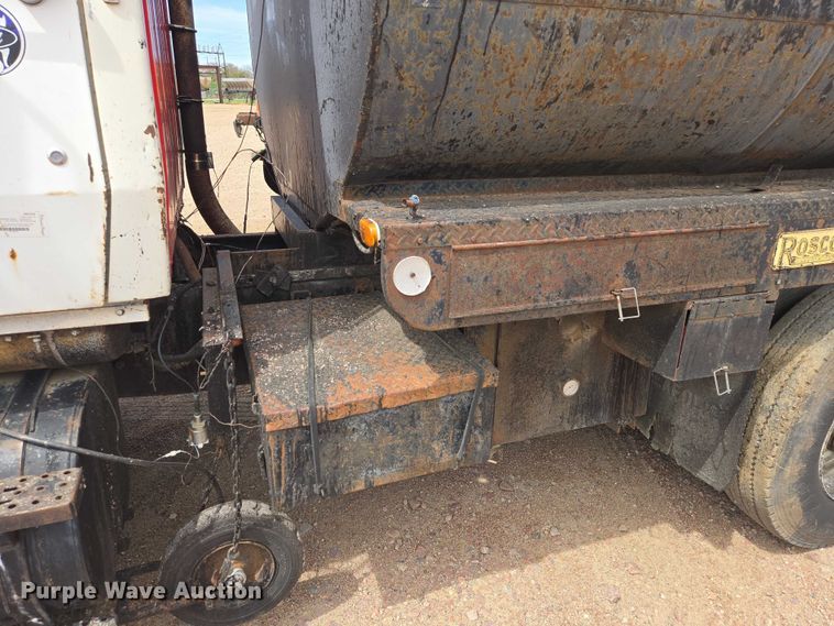 image for item EV5965 1978 Ford U805 oil distributor truck