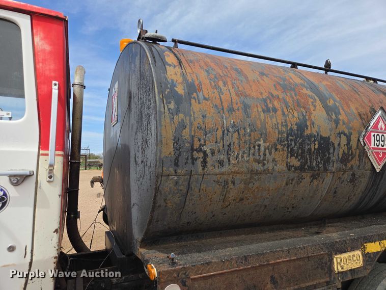 image for item EV5965 1978 Ford U805 oil distributor truck