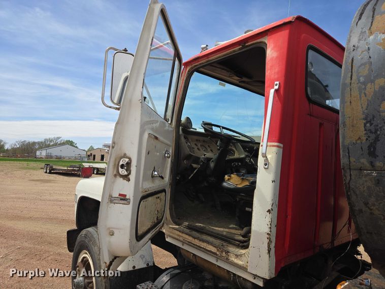 image for item EV5965 1978 Ford U805 oil distributor truck