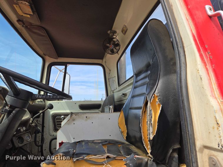 image for item EV5965 1978 Ford U805 oil distributor truck