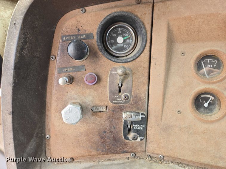 image for item EV5965 1978 Ford U805 oil distributor truck