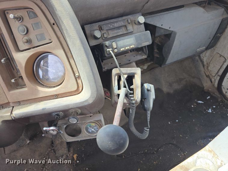 image for item EV5965 1978 Ford U805 oil distributor truck
