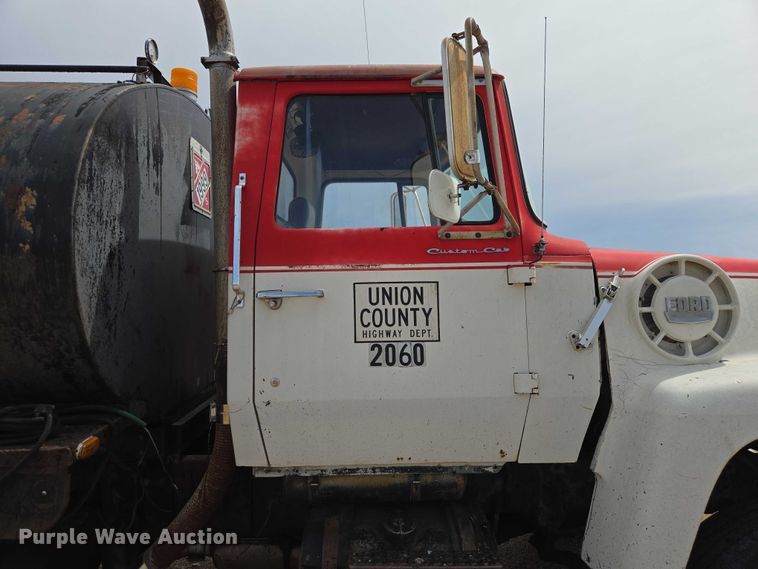 image for item EV5965 1978 Ford U805 oil distributor truck