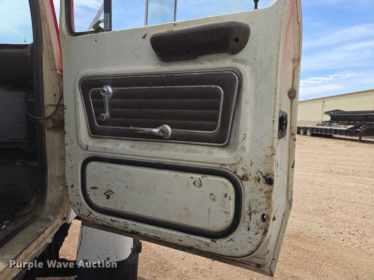 image for item EV5965 1978 Ford U805 oil distributor truck