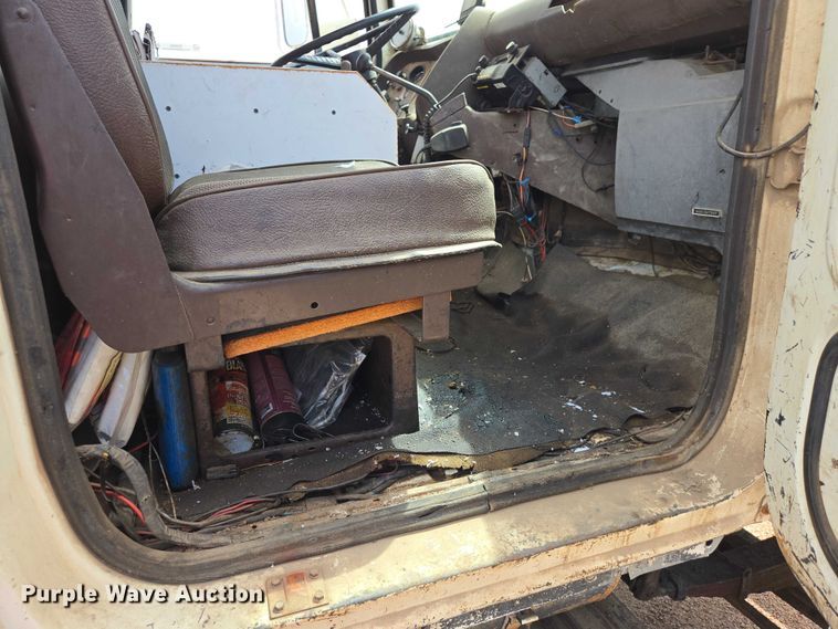 image for item EV5965 1978 Ford U805 oil distributor truck