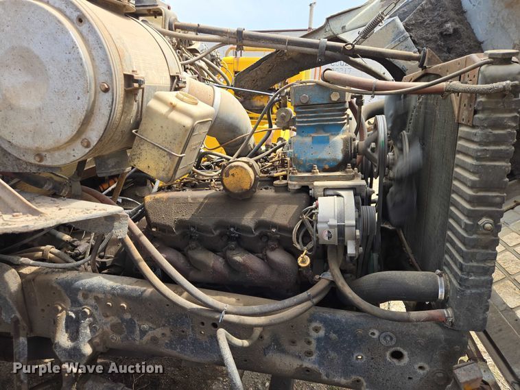 image for item EV5965 1978 Ford U805 oil distributor truck