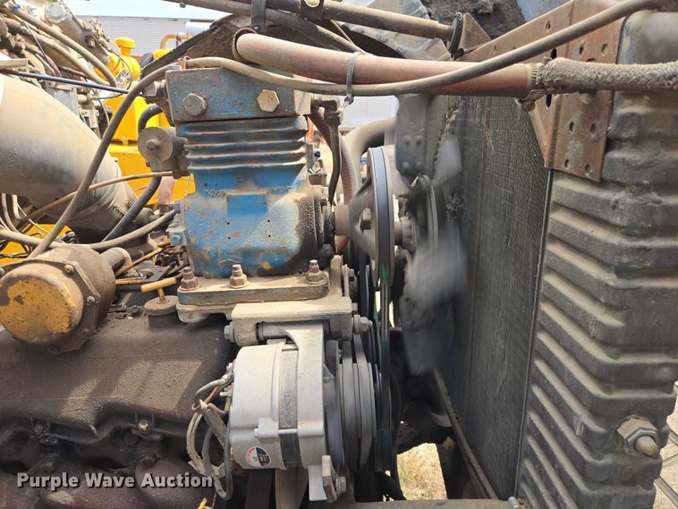 image for item EV5965 1978 Ford U805 oil distributor truck