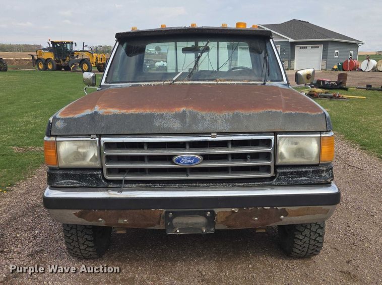 image for item EV5973 1989 Ford F250 flatbed pickup truck