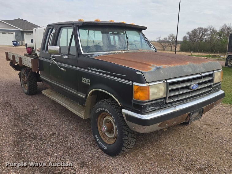 image for item EV5973 1989 Ford F250 flatbed pickup truck