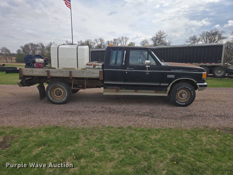 image for item EV5973 1989 Ford F250 flatbed pickup truck