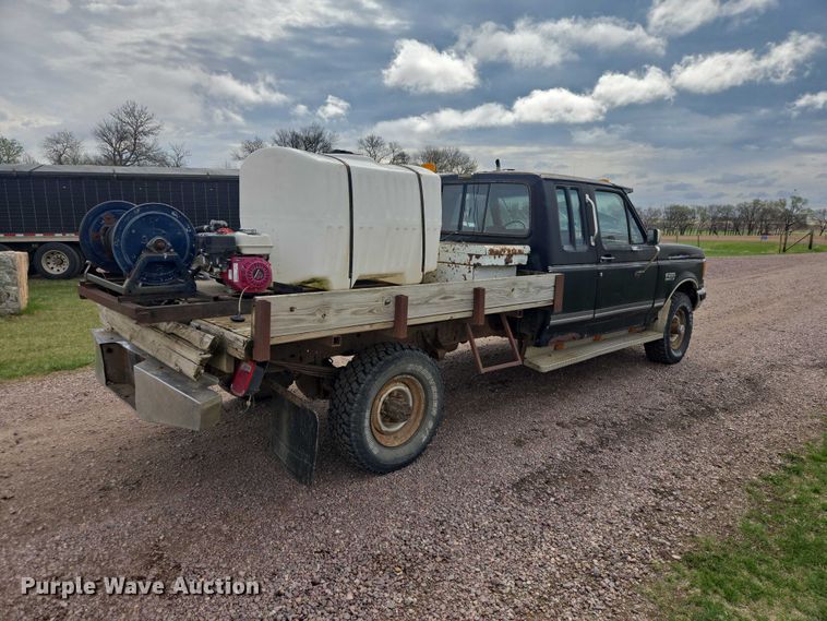 image for item EV5973 1989 Ford F250 flatbed pickup truck