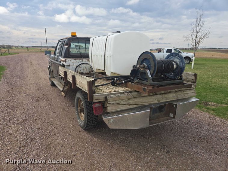 image for item EV5973 1989 Ford F250 flatbed pickup truck