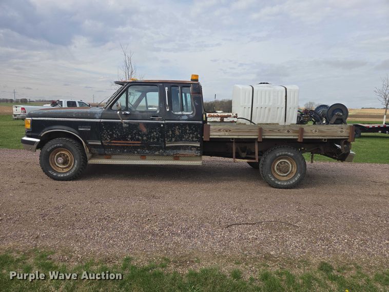 image for item EV5973 1989 Ford F250 flatbed pickup truck