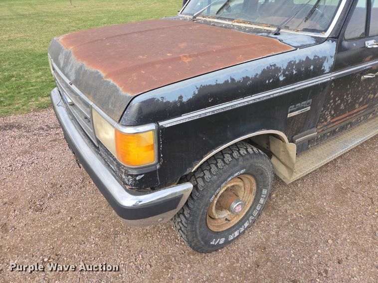 image for item EV5973 1989 Ford F250 flatbed pickup truck