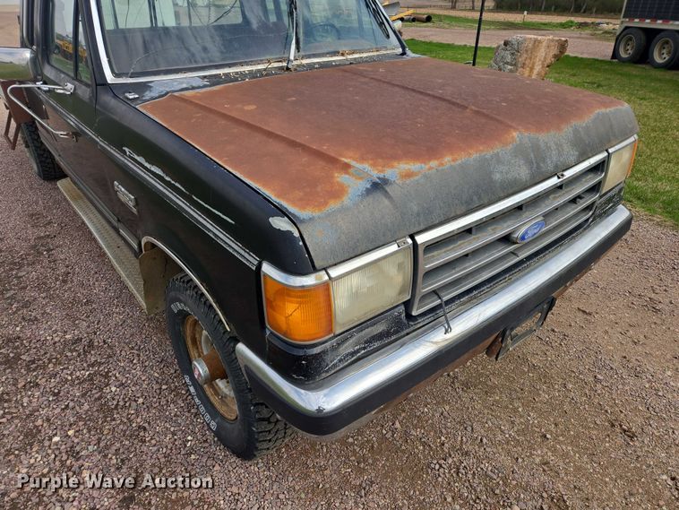 image for item EV5973 1989 Ford F250 flatbed pickup truck